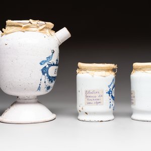 A varied collection of five blue and white faience pharmacy jars and a wet drug jar, Delft, Brussels and Lille, 18th C. — foto 11