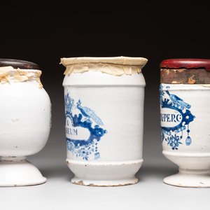 A varied collection of five blue and white faience pharmacy jars and a wet drug jar, Delft, Brussels and Lille, 18th C. — foto 3