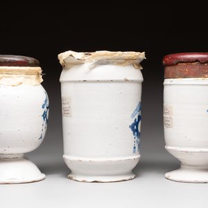 A varied collection of five blue and white faience pharmacy jars and a wet drug jar, Delft, Brussels and Lille, 18th C. — foto 5