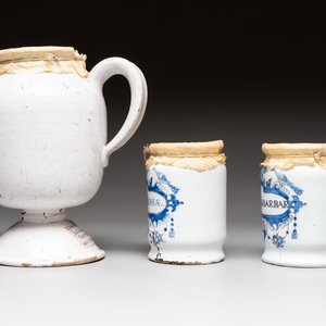 A varied collection of five blue and white faience pharmacy jars and a wet drug jar, Delft, Brussels and Lille, 18th C. — foto 9