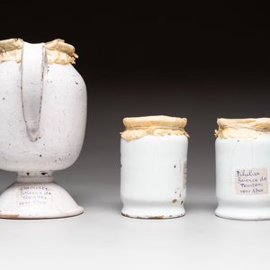 A varied collection of five blue and white faience pharmacy jars and a wet drug jar, Delft, Brussels and Lille, 18th C. — foto 10
