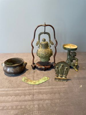 A varied collection of five Chinese bronze objects, 4th C. B.C./15th C. — photo 2
