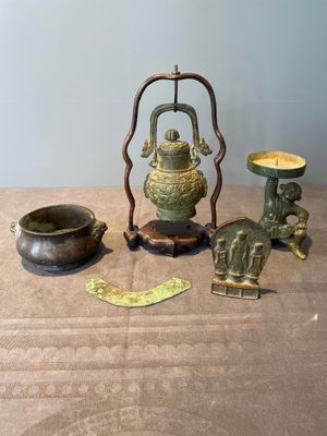 A varied collection of five Chinese bronze objects, 4th C. B.C./15th C. — photo 3