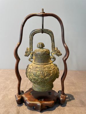 A varied collection of five Chinese bronze objects, 4th C. B.C./15th C. — photo 4
