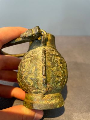 A varied collection of five Chinese bronze objects, 4th C. B.C./15th C. — photo 8