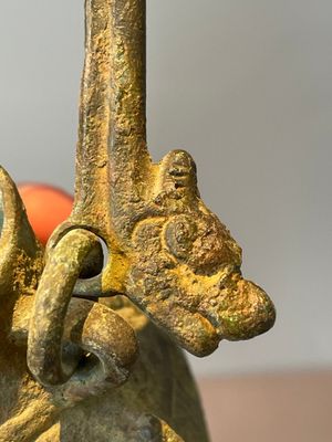 A varied collection of five Chinese bronze objects, 4th C. B.C./15th C. — photo 10