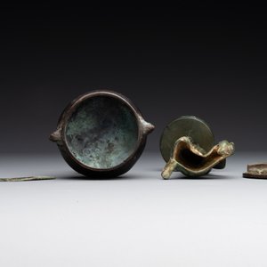 A varied collection of five Chinese bronze objects, 4th C. B.C./15th C. — photo 3