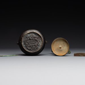 A varied collection of five Chinese bronze objects, 4th C. B.C./15th C. — photo 4