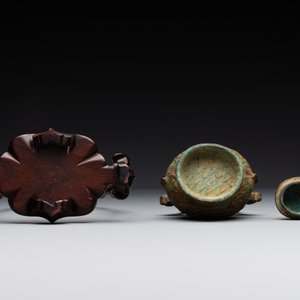 A varied collection of five Chinese bronze objects, 4th C. B.C./15th C. — photo 6