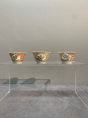 A varied collection of five Chinese famille rose cups and six saucers, Yongzheng/Qianlong — photo 1
