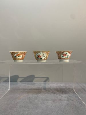 A varied collection of five Chinese famille rose cups and six saucers, Yongzheng/Qianlong — photo 2