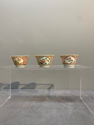 A varied collection of five Chinese famille rose cups and six saucers, Yongzheng/Qianlong — photo 3