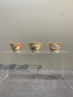 A varied collection of five Chinese famille rose cups and six saucers, Yongzheng/Qianlong — photo 4