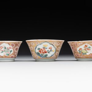 A varied collection of five Chinese famille rose cups and six saucers, Yongzheng/Qianlong — photo 6