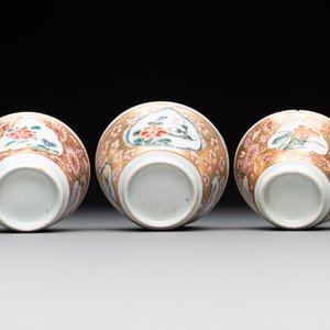A varied collection of five Chinese famille rose cups and six saucers, Yongzheng/Qianlong — photo 9