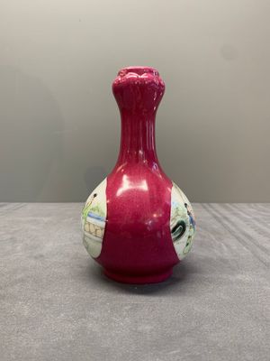 A varied collection of five Chinese famille rose, grisaille and iron-red porcelain, 20th C. — photo 4