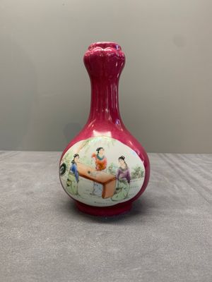 A varied collection of five Chinese famille rose, grisaille and iron-red porcelain, 20th C. — photo 5