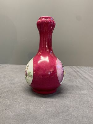 A varied collection of five Chinese famille rose, grisaille and iron-red porcelain, 20th C. — photo 6