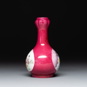 A varied collection of five Chinese famille rose, grisaille and iron-red porcelain, 20th C. — photo 11