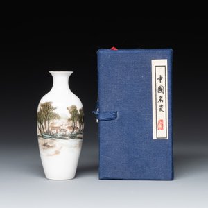 A varied collection of five Chinese famille rose, grisaille and iron-red porcelain, 20th C. — photo 14