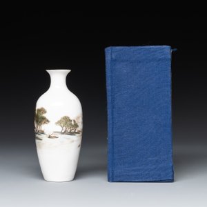 A varied collection of five Chinese famille rose, grisaille and iron-red porcelain, 20th C. — photo 15