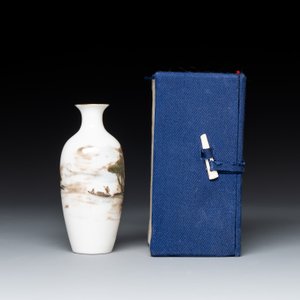 A varied collection of five Chinese famille rose, grisaille and iron-red porcelain, 20th C. — photo 17