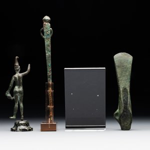 A varied collection of four bronze objects and figures, Roman Empire, 8th C. B.C./3rd C. — 照片 2