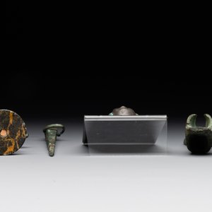 A varied collection of four bronze objects and figures, Roman Empire, 8th C. B.C./3rd C. — 照片 4