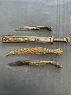 A varied collection of four decorated daggers, two inset with red coral and turquoise, Sri Lanka and Georgia, 18/19th C. — foto 1