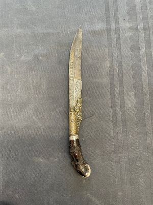 A varied collection of four decorated daggers, two inset with red coral and turquoise, Sri Lanka and Georgia, 18/19th C. — foto 11