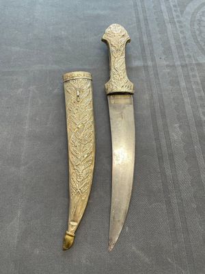 A varied collection of four decorated daggers, two inset with red coral and turquoise, Sri Lanka and Georgia, 18/19th C. — foto 13