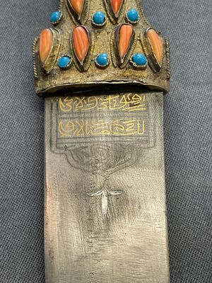 A varied collection of four decorated daggers, two inset with red coral and turquoise, Sri Lanka and Georgia, 18/19th C. — foto 15