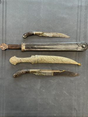 A varied collection of four decorated daggers, two inset with red coral and turquoise, Sri Lanka and Georgia, 18/19th C. — foto 2