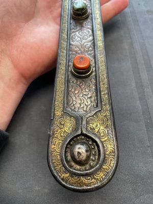 A varied collection of four decorated daggers, two inset with red coral and turquoise, Sri Lanka and Georgia, 18/19th C. — foto 3