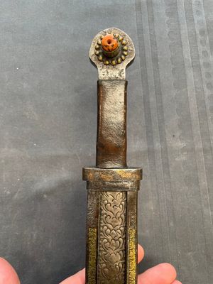 A varied collection of four decorated daggers, two inset with red coral and turquoise, Sri Lanka and Georgia, 18/19th C. — foto 4