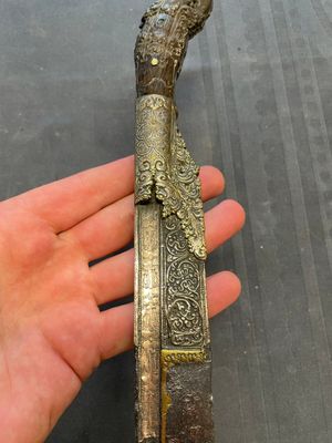 A varied collection of four decorated daggers, two inset with red coral and turquoise, Sri Lanka and Georgia, 18/19th C. — foto 9