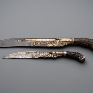 A varied collection of four decorated daggers, two inset with red coral and turquoise, Sri Lanka and Georgia, 18/19th C. — foto 2