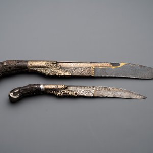 A varied collection of four decorated daggers, two inset with red coral and turquoise, Sri Lanka and Georgia, 18/19th C. — foto 3
