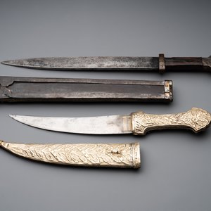 A varied collection of four decorated daggers, two inset with red coral and turquoise, Sri Lanka and Georgia, 18/19th C. — foto 5