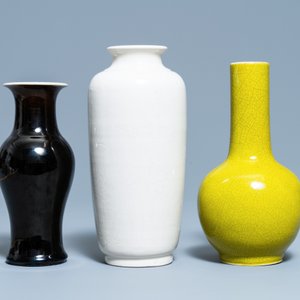 A varied collection of four monochrome Chinese and Japanese vases and a censer, 19/20th C. — photo 2