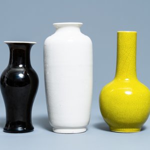 A varied collection of four monochrome Chinese and Japanese vases and a censer, 19/20th C. — photo 3