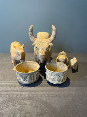 A varied collection of four terracotta animal sculptures and two bowls, Indus Valley, Iran, Pakistan and Afghanistan, 29th/3rd C. B.C. — foto 1