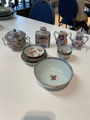 A varied collection of fourteen Chinese Imari-style wares, Kangxi/Qianlong — 照片 1