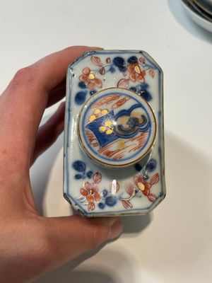 A varied collection of fourteen Chinese Imari-style wares, Kangxi/Qianlong — 照片 21