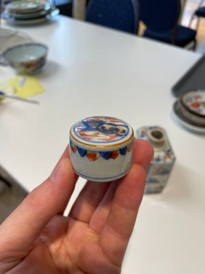 A varied collection of fourteen Chinese Imari-style wares, Kangxi/Qianlong — 照片 22