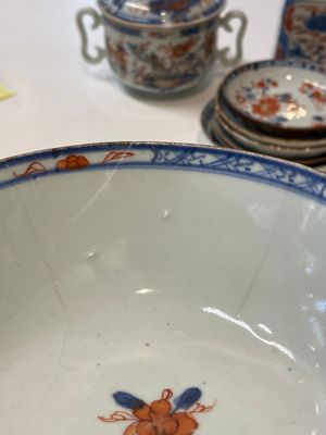 A varied collection of fourteen Chinese Imari-style wares, Kangxi/Qianlong — 照片 3