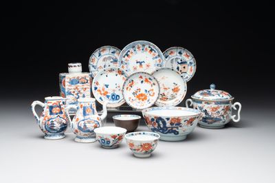 A varied collection of fourteen Chinese Imari-style wares, Kangxi/Qianlong