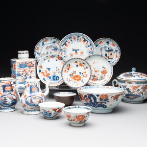 A varied collection of fourteen Chinese Imari-style wares, Kangxi/Qianlong — 照片 1