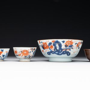 A varied collection of fourteen Chinese Imari-style wares, Kangxi/Qianlong — 照片 2