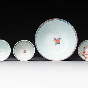 A varied collection of fourteen Chinese Imari-style wares, Kangxi/Qianlong — 照片 4